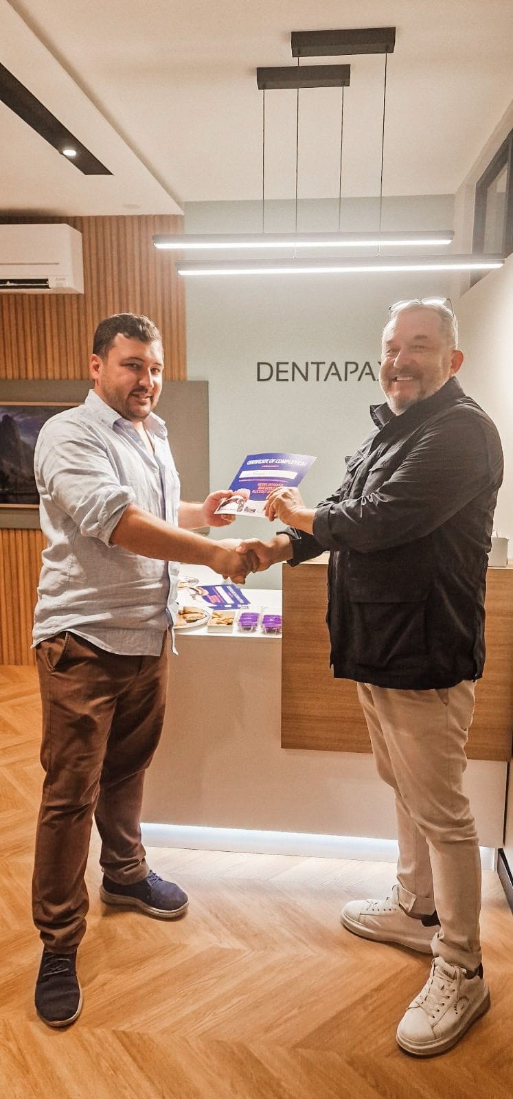 Връчване на сертификат в DENTAPAX